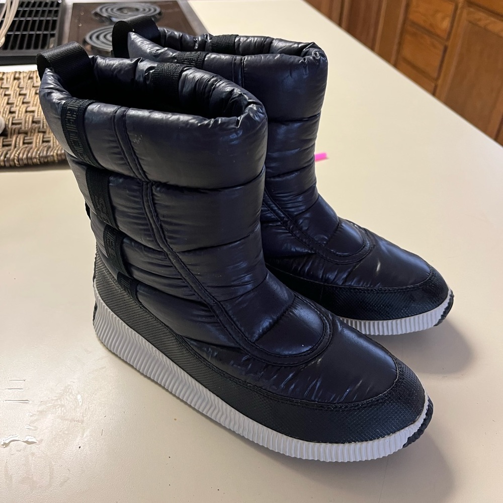 SOREL 
Black Out N About Puffy Mid Boot